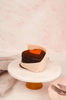 Renkli şekerli lezzetli doğum günü pastası.