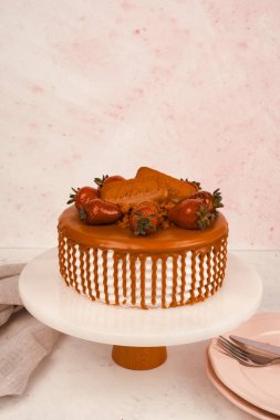 Renkli şekerli lezzetli doğum günü pastası.