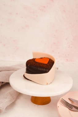 Renkli şekerli lezzetli doğum günü pastası.