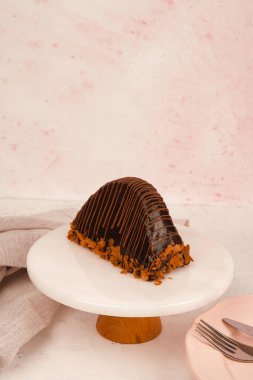 Renkli şekerli lezzetli doğum günü pastası.