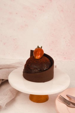 Renkli şekerli lezzetli doğum günü pastası.