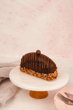 Renkli şekerli lezzetli doğum günü pastası.