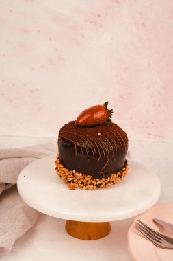 Renkli şekerli lezzetli doğum günü pastası.