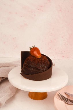 Renkli şekerli lezzetli doğum günü pastası.