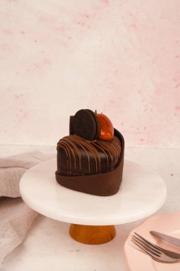 Renkli şekerli lezzetli doğum günü pastası.