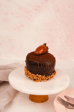 Renkli şekerli lezzetli doğum günü pastası.