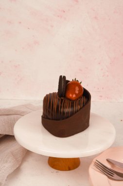 Renkli şekerli lezzetli doğum günü pastası.