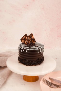 Renkli şekerli lezzetli doğum günü pastası.