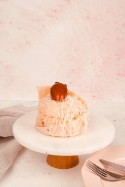 Renkli şekerli lezzetli doğum günü pastası.