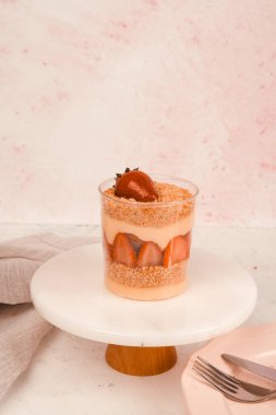 Renkli şekerli lezzetli doğum günü pastası.