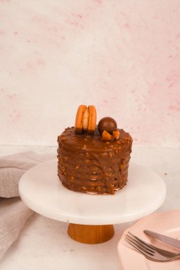 Renkli şekerli lezzetli doğum günü pastası.