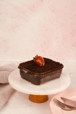 Renkli şekerli lezzetli doğum günü pastası.