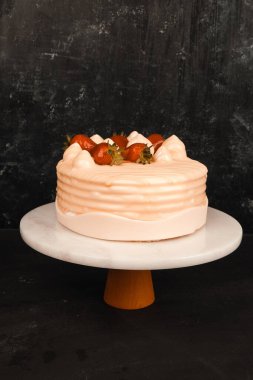 Renkli şekerli lezzetli doğum günü pastası.