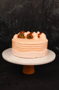 Renkli şekerli lezzetli doğum günü pastası.