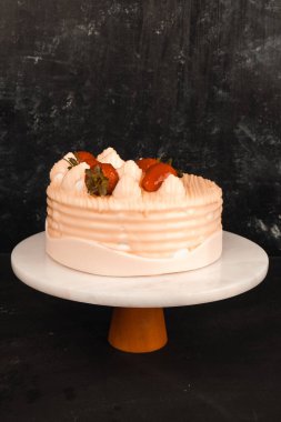 Renkli şekerli lezzetli doğum günü pastası.