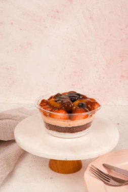 Renkli şekerli lezzetli doğum günü pastası.