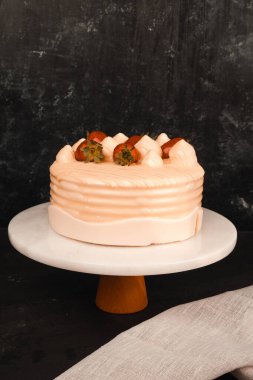 Renkli şekerli lezzetli doğum günü pastası.