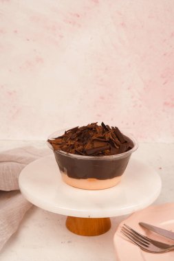 Renkli şekerli lezzetli doğum günü pastası.