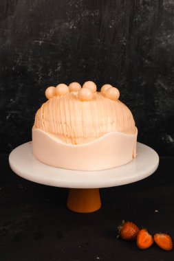 Renkli şekerli lezzetli doğum günü pastası.