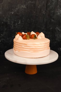 Renkli şekerli lezzetli doğum günü pastası.