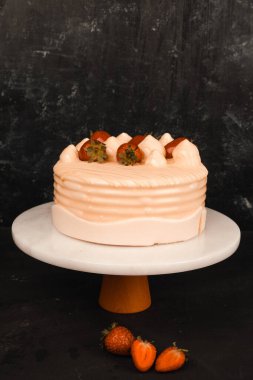 Renkli şekerli lezzetli doğum günü pastası.