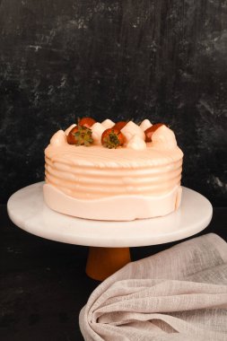 Renkli şekerli lezzetli doğum günü pastası.