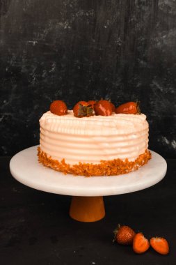 Renkli şekerli lezzetli doğum günü pastası.