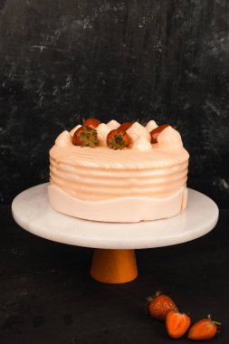 Renkli şekerli lezzetli doğum günü pastası.