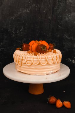 Kırsal Tahta Masa Üzerinde Zarif Katmanlı Kek