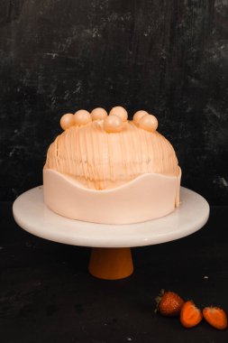 Kırsal Tahta Masa Üzerinde Zarif Katmanlı Kek