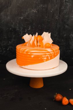 Kırsal Tahta Masa Üzerinde Zarif Katmanlı Kek