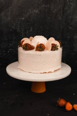 Kırsal Tahta Masa Üzerinde Zarif Katmanlı Kek