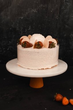 Kırsal Tahta Masa Üzerinde Zarif Katmanlı Kek