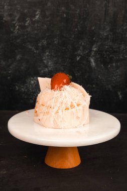 Kırsal Tahta Masa Üzerinde Zarif Katmanlı Kek