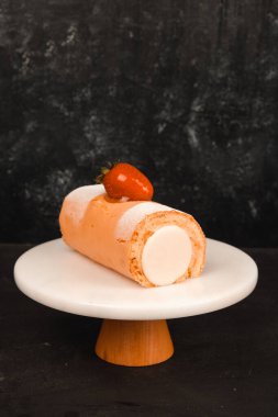 Kırsal Tahta Masa Üzerinde Zarif Katmanlı Kek