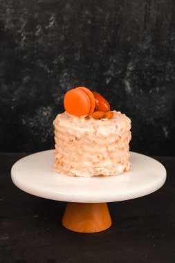 Kırsal Tahta Masa Üzerinde Zarif Katmanlı Kek