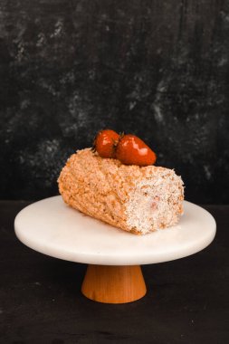 Kırsal Tahta Masa Üzerinde Zarif Katmanlı Kek