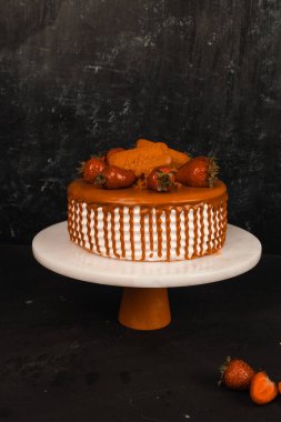 Kırsal Tahta Masa Üzerinde Zarif Katmanlı Kek