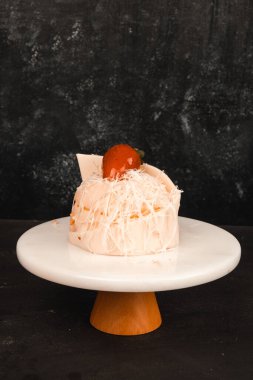 Kırsal Tahta Masa Üzerinde Zarif Katmanlı Kek