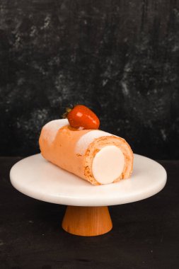 Kırsal Tahta Masa Üzerinde Zarif Katmanlı Kek