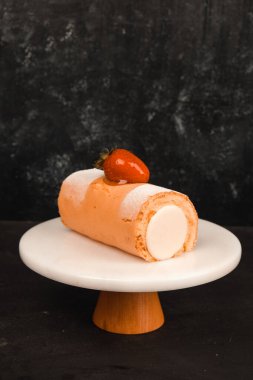 Kırsal Tahta Masa Üzerinde Zarif Katmanlı Kek