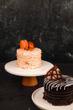 Kırsal Tahta Masa Üzerinde Zarif Katmanlı Kek