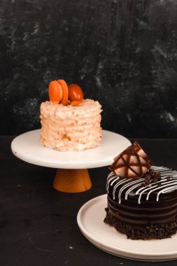 Kırsal Tahta Masa Üzerinde Zarif Katmanlı Kek