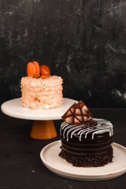 Kırsal Tahta Masa Üzerinde Zarif Katmanlı Kek