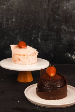 Kırsal Tahta Masa Üzerinde Zarif Katmanlı Kek