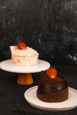 Kırsal Tahta Masa Üzerinde Zarif Katmanlı Kek