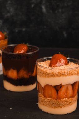 Kırsal Tahta Masa Üzerinde Zarif Katmanlı Kek