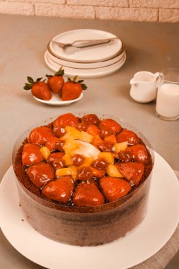 Kırsal Tahta Masa Üzerinde Zarif Katmanlı Kek