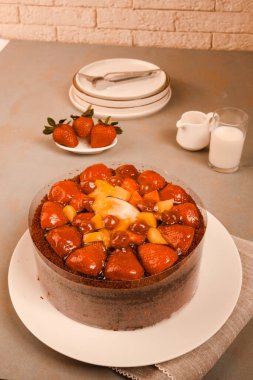 Kırsal Tahta Masa Üzerinde Zarif Katmanlı Kek