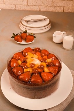 Kırsal Tahta Masa Üzerinde Zarif Katmanlı Kek